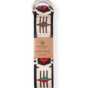 Desenli yoga kayışı, üzerinde etiket bulunan, tokalı şık tasarım.