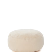 Bej renk yuvarlak zemin minder, yumuşak dokulu kumaş.