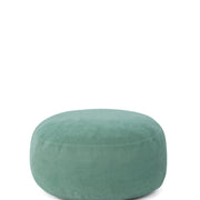 Yeşil yuvarlak puf, kadife kumaşlı, modern oturma odası için ideal.
