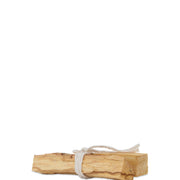 Doğal odun parçaları, beyaz ip ile bağlanmış.