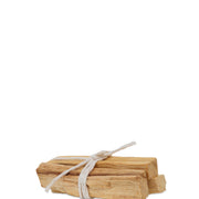 Bağlanmış birkaç palo santo çubuğu.